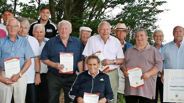 Mehr als 60 Jahre beim BSC sind Heinz Halbig (von links), Vorsitzender Maximilian Wehner, Eckhard Fehr, Ludwig Metz, Hans Kleinhenz, Karl Nürnberger, Günter Digel, Kurt Nürnberger, Vorsitzender Johannes Nürnberger, Ludwig Lang, Gerhard Stanke, Wer...