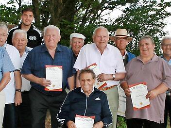 Mehr als 60 Jahre beim BSC sind Heinz Halbig (von links), Vorsitzender Maximilian Wehner, Eckhard Fehr, Ludwig Metz, Hans Kleinhenz, Karl Nürnberger, Günter Digel, Kurt Nürnberger, Vorsitzender Johannes Nürnberger, Ludwig Lang, Gerhard Stanke, Wer...