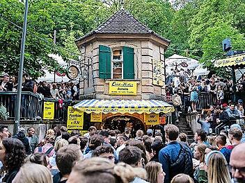 Die Bierkeller auf dem Erlanger Bergkirchweihgelände waren am Pfingstwochenende gut gefüllt.