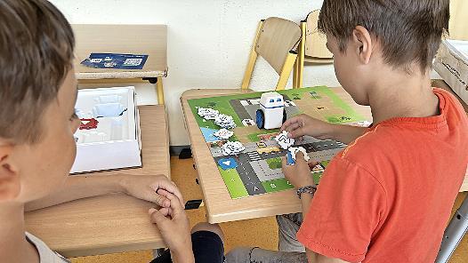 Mit Begeisterung machten sich die Schülerinnen und Schüler an interaktive Lernspiele und programmierten Roboter.