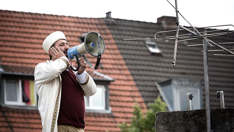 Hodscha (Hilmi S&ouml;zer) greift zu drastischen Mitteln: er gibt den Muezzin und ruft von den D&auml;chern von Lautringen zum Gebet.