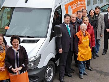Große Freude bei Spendern und Helfern: Der neue Mercedes-Sprinter für die Kissinger Tafel ist da. Foto: Sigismund von Dobschütz