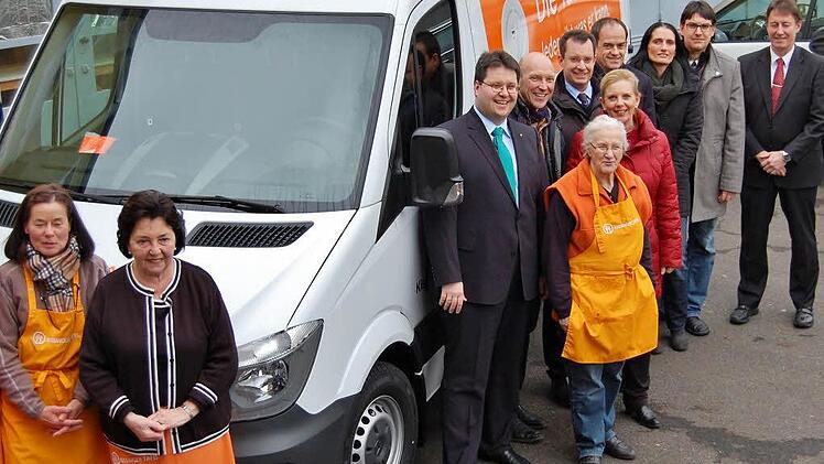Große Freude bei Spendern und Helfern: Der neue Mercedes-Sprinter für die Kissinger Tafel ist da. Foto: Sigismund von Dobschütz
