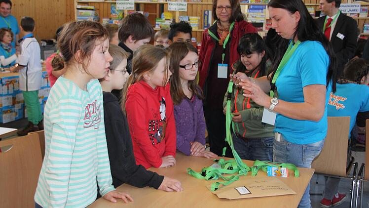 Jedes Kind bekommt ein Namensschild und kann sich damit ein Spiel ausleihen.