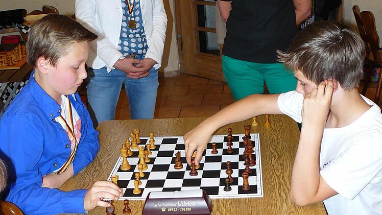 Alexander Aschoff (links) und Kaspar Schweens (rechts) mussten in den Stichkampf um den 2. Platz bei den U 12-Jungen.