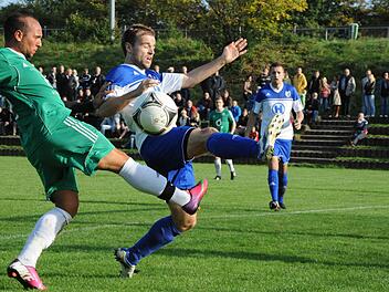 Abgeblockt: Konstantin Papadopoulos (links, SV Garitz) von Florian Wedlich (FC 06 Bad Kissingen). Foto: Hopf