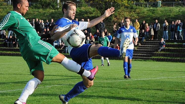 Abgeblockt: Konstantin Papadopoulos (links, SV Garitz) von Florian Wedlich (FC 06 Bad Kissingen). Foto: Hopf