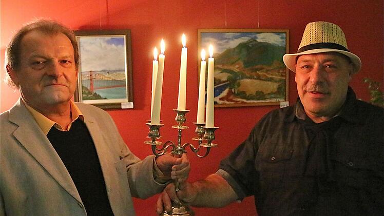 Hobbymaler Ewald Kaufmann (links) und Ignaz Simon gestatteten bei der Vernissage zu ihrer Ausstellung im Haus "erLebenskunst" in Ramsthal tiefere Einblicke, nicht nur in ihre Kunst, sondern auch teilweise in ihr Leben. Fotos: Gerd Schaar