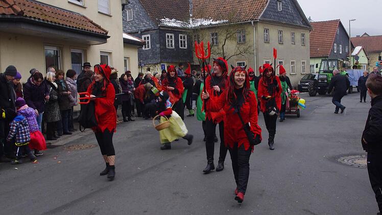 Auch Engel und Teufel liefen im Gaudiwurm mit. Foto: Heike Schülein