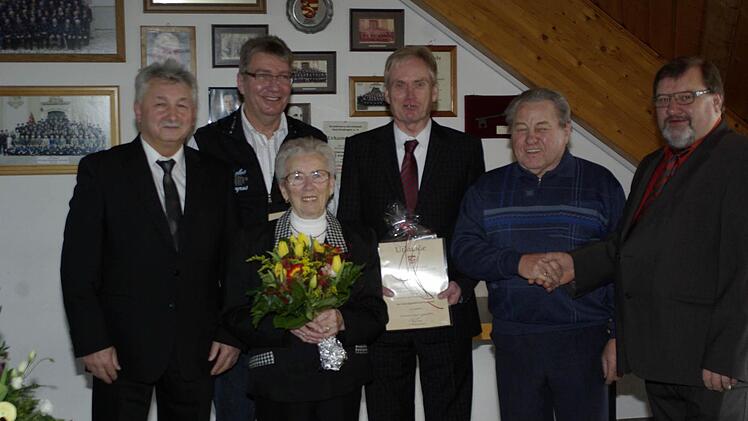 Bürgermeister Peter Hart (links) und sein Stellvertreter Manfred Öftring (rechts) haben beim Neujahrsempfang vier verdiente Fuchsstädter Bürger geehrt. Unser Bild zeigt (von links) Jürgen Sikora, Eleonore Mützel, Rainer Lell und Heinz Wagner.  Fotos: Winfried Ehling