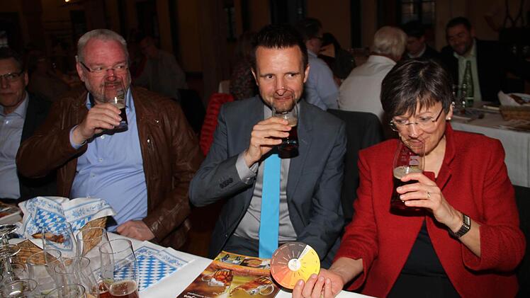 Auch der Geruch spielt eine Rolle, wie Hochstadts Bürgermeister Thomas Kneipp, sein Lichtenfelser Amtskollege Andreas Hügerich und die Vorsitzende von Oberfranken Offensiv, Heidrun Piwernetz erfahren. Foto: Gerda Völk