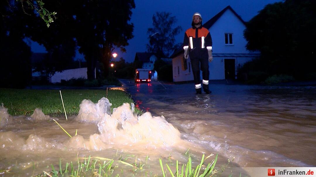Unwetter in Mittelfranken: Überschwemmung, Blitzschlag, Straßenschäden