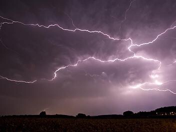 Für Teile Frankens sind am Sonntagnachmittag starke Gewitter vorhergesagt worden. Symbolbild: dpa
