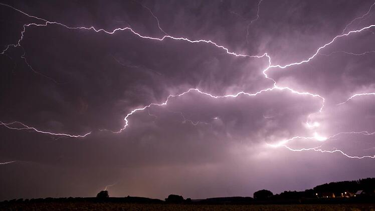 Für Teile Frankens sind am Sonntagnachmittag starke Gewitter vorhergesagt worden. Symbolbild: dpa
