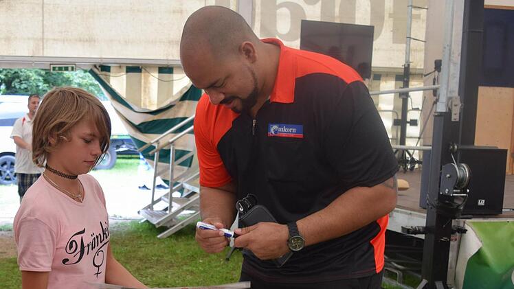 Devon Petersen gibt der zwölfjährigen Hanna Altstadt ein Autogramm. Foto: Daniela Pondelicek