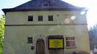 Komplett ausgeräumt und zum Abriss vorbereitet: die ausgeräumte Kujath-Villa am Bahnhaltepunkt. Foto: Ralf Kestel