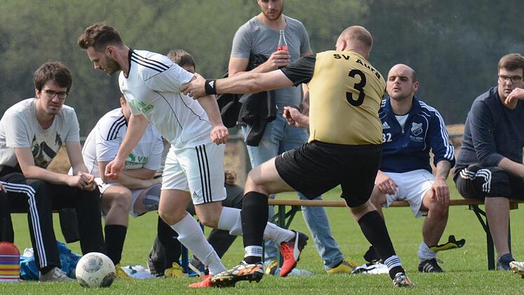 Auras Martin Weinand (rechts) hat wohl etwas dagegen, dass Westheims Raphael Breuning mit dem Ball davonläuft. Gebracht hat es nicht viel, Breuning erzielte beim 5:0-Sieg der Reserven drei Tore. Foto: ssp