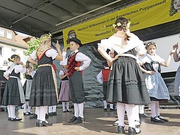 Heuer tanzen sie wieder: Unabh&auml;ngig vom Wetter wird es wieder eine offizielle Er&ouml;ffnung des Puppenfestivals geben. Die Neustadter Kinder-Trachtentanzgruppe geh&ouml;rt dabei seit Jahren zum Programm. Foto: Berthold K&ouml;hler