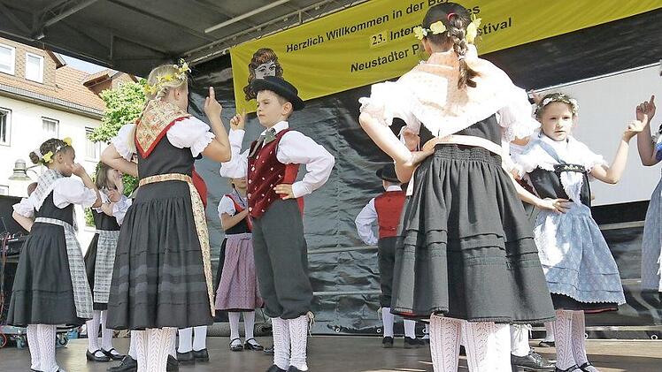 Heuer tanzen sie wieder: Unabh&auml;ngig vom Wetter wird es wieder eine offizielle Er&ouml;ffnung des Puppenfestivals geben. Die Neustadter Kinder-Trachtentanzgruppe geh&ouml;rt dabei seit Jahren zum Programm. Foto: Berthold K&ouml;hler