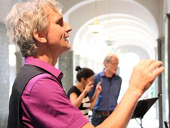 TV- und Theaterschauspieler Michael Gerlinger (vorn) mit Orchesterleiterin Elena Iossifova (Mitte) und Martin Paul (daneben) bei den Proben für das Rio Reiser Late Night Konzert in der Wandelhalle.  Foto: Benedikt Borst