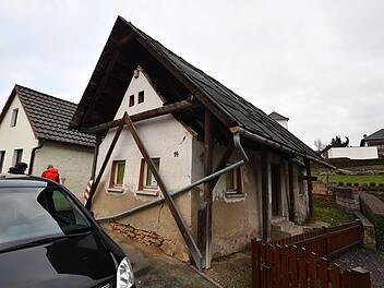 Das Notdach am Lisberger Tropfhaus  wirkt auf den ersten Blick wie ein viel zu großes Dach auf einem  winzigen Haus.Foto: Ronald Rinklef