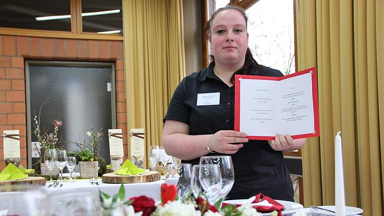 Kellnerin Jessica Brommer aus dem Rhön-Grabfeld mit ihrem Schautisch. Foto: Benedikt Borst