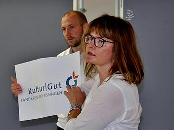 Felix Gantner und Cordula Kuhlmann präsentieren das Logo des Kulturprojekts, das Künstler im Landkreis zusammenbringen soll.Werner Vogel