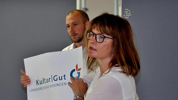Felix Gantner und Cordula Kuhlmann präsentieren das Logo des Kulturprojekts, das Künstler im Landkreis zusammenbringen soll.Werner Vogel