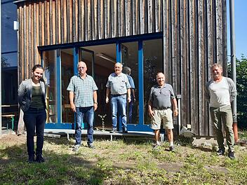 Personalwechsel in der  Rhönklub-Region Saale-Sinn: Manfred Schreiner  (2. von links) ist der neue Regionswegewart. Das Bild zeigt  außerdem Hauptwegewartin Larissa Renninger (links), Manfred Schreiner,  Konrad Tripp, Ludwig Euring, Robert Gross (Regionswegwarte Saal-Sinn für  den südlichen Bereich). Foto: Daniel Schaffler