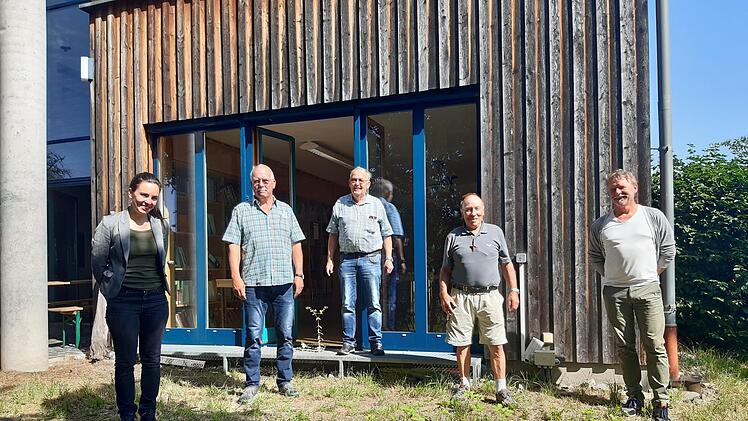 Personalwechsel in der  Rhönklub-Region Saale-Sinn: Manfred Schreiner  (2. von links) ist der neue Regionswegewart. Das Bild zeigt  außerdem Hauptwegewartin Larissa Renninger (links), Manfred Schreiner,  Konrad Tripp, Ludwig Euring, Robert Gross (Regionswegwarte Saal-Sinn für  den südlichen Bereich). Foto: Daniel Schaffler