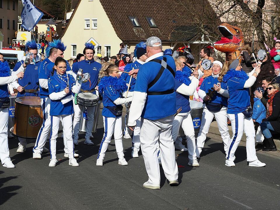 Buntes Faschingstreiben lockte tausende Besucher an.