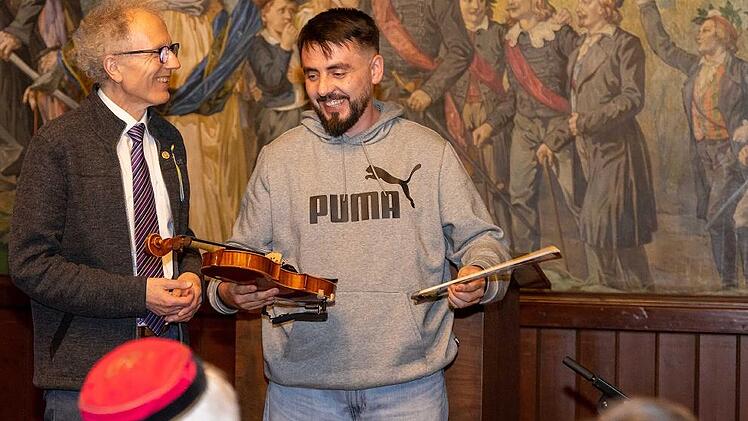 Sieht es als große Ehre, die Friedensgeige der Universität Charkiw überbringen zu dürfen: Slawa Awramenko (rechts) zusammen mit Peter Steger. &#65279;