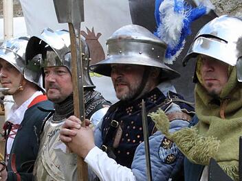 Beim Waffendrill ist Disziplin gefragt.  Fotos: Jürgen Gärtner