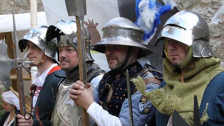 Beim Waffendrill ist Disziplin gefragt.  Fotos: Jürgen Gärtner