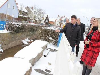 Bürgermeister Joneitis (Zweiter von links) erläutert Staatssekretärin Melanie Huml die Sanierung der Mühlbach-Ufer. Foto: Michael Gründel