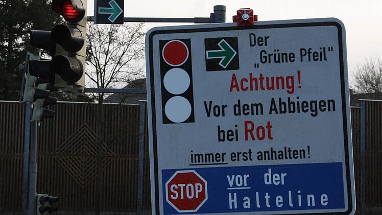 Die "Bedienungsanleitung" zum "Grünen Pfeil" - gesehen in Garitz. Foto: Annett Lüdeke