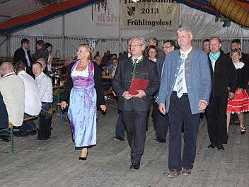 Einmarsch ins Thuisbrunner Festzelt (v.l.): Kreisbäuerin Rosi Kraus, BBV-Generalsekretär Hans Müller und BBV-Obmann Hermann GreifFoto: fra-press
