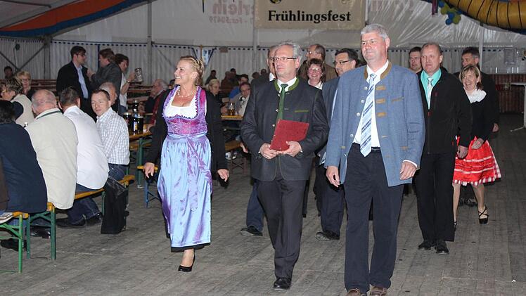 Einmarsch ins Thuisbrunner Festzelt (v.l.): Kreisbäuerin Rosi Kraus, BBV-Generalsekretär Hans Müller und BBV-Obmann Hermann GreifFoto: fra-press
