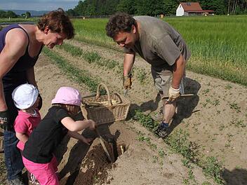 Franziska und Edmund Spörl bekommen Hilfe von ihren Enkelinnen Emilie und Johanna. Foto: Erlwein