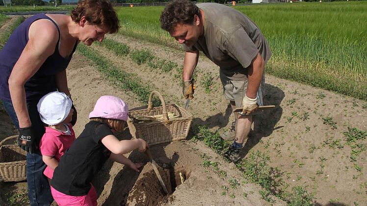 Franziska und Edmund Spörl bekommen Hilfe von ihren Enkelinnen Emilie und Johanna. Foto: Erlwein