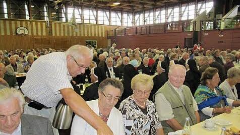 Theo Schindzielarz von der "Gruppe 60+" schenkte gerne Kaffee ein.