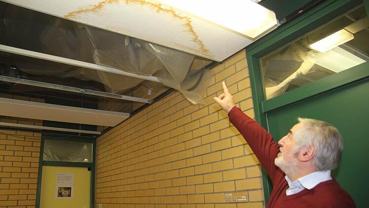 Der stellvertretende Schulleiter Christoph Först ist froh, wenn die hässlichen Tropfstellen endlich wieder verschwinden. Doch das Schlimmste ist schon überstanden. Derzeit tropft es nur noch in der Verwaltung.