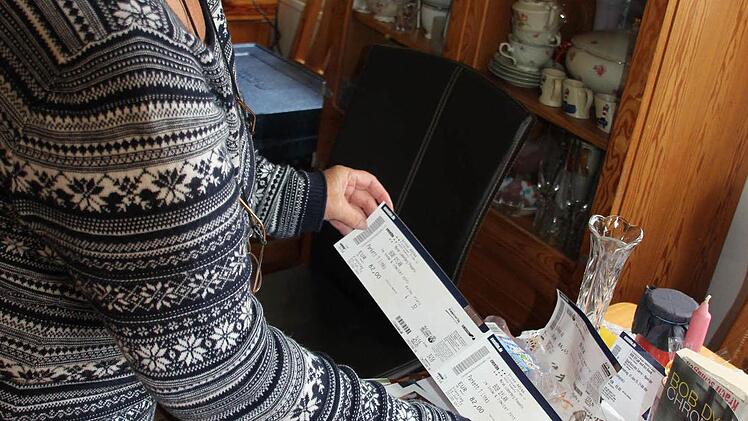 Für die Freunde mitgekauft: Irene Jungnickel mit den Bamberg-Tickets.Foto: Ralf Kestel