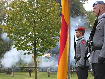 Eindrucksvolles Spektakel: Die "Riedebarcher Gaschdebarch" feuerten Böllerschüsse ab. Foto: Ulrike Müller