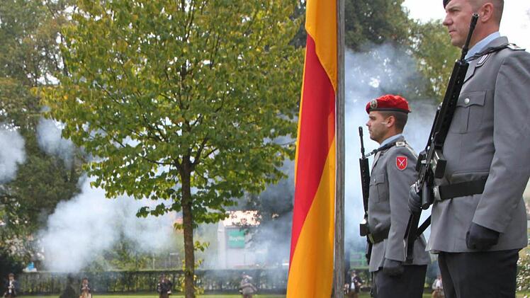 Eindrucksvolles Spektakel: Die "Riedebarcher Gaschdebarch" feuerten Böllerschüsse ab. Foto: Ulrike Müller