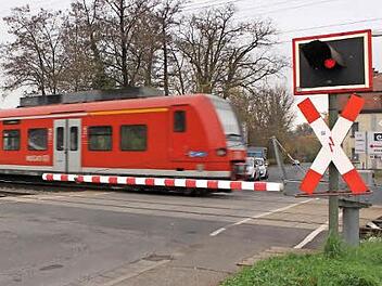 In Zeil (Sander Straße) ist der Bahnübergang sehr gut gekennzeichnet. Die Schranken gehen frühzeitig runter und auch die Lichtsignale sind schon von Weitem gut sichtbar.  Foto: Friederike Stark