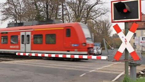 In Zeil (Sander Straße) ist der Bahnübergang sehr gut gekennzeichnet. Die Schranken gehen frühzeitig runter und auch die Lichtsignale sind schon von Weitem gut sichtbar.  Foto: Friederike Stark