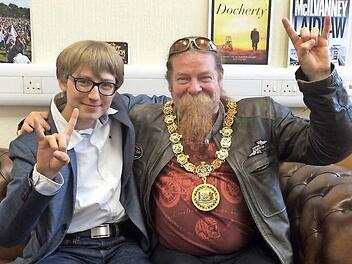 Jugendreporter Niklas Rauchmaul war zu Gast bei Jim Todd, dem Bürgermeister von Kilmarnock. Todd trug zur Begrüßung seine Amtskette. Im Interview legte er die "Chain of Office" jedoch ab, denn wenn er sie trägt, darf er keine politische Meinung äußern. Foto: Silvia Rauchmaul