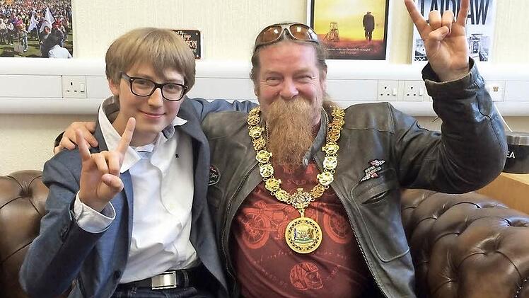 Jugendreporter Niklas Rauchmaul war zu Gast bei Jim Todd, dem Bürgermeister von Kilmarnock. Todd trug zur Begrüßung seine Amtskette. Im Interview legte er die "Chain of Office" jedoch ab, denn wenn er sie trägt, darf er keine politische Meinung äußern. Foto: Silvia Rauchmaul