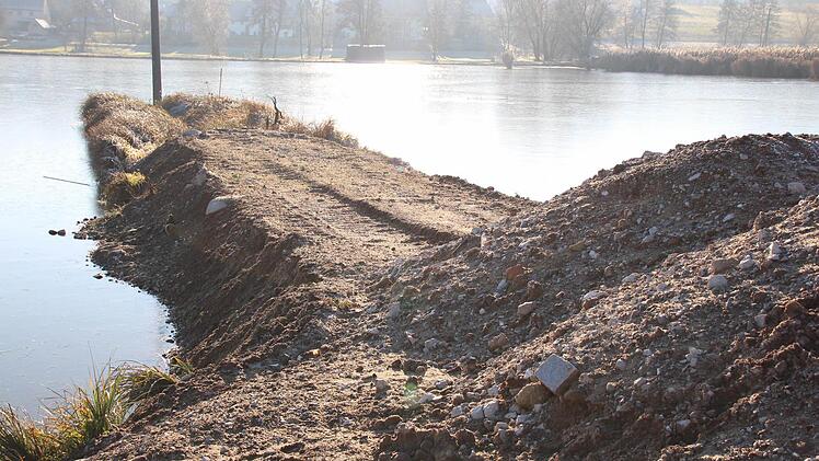 Dieser Straßenaushub hätte nicht an Weihern verbaut werden dürfen. Foto: Andreas Dorsch